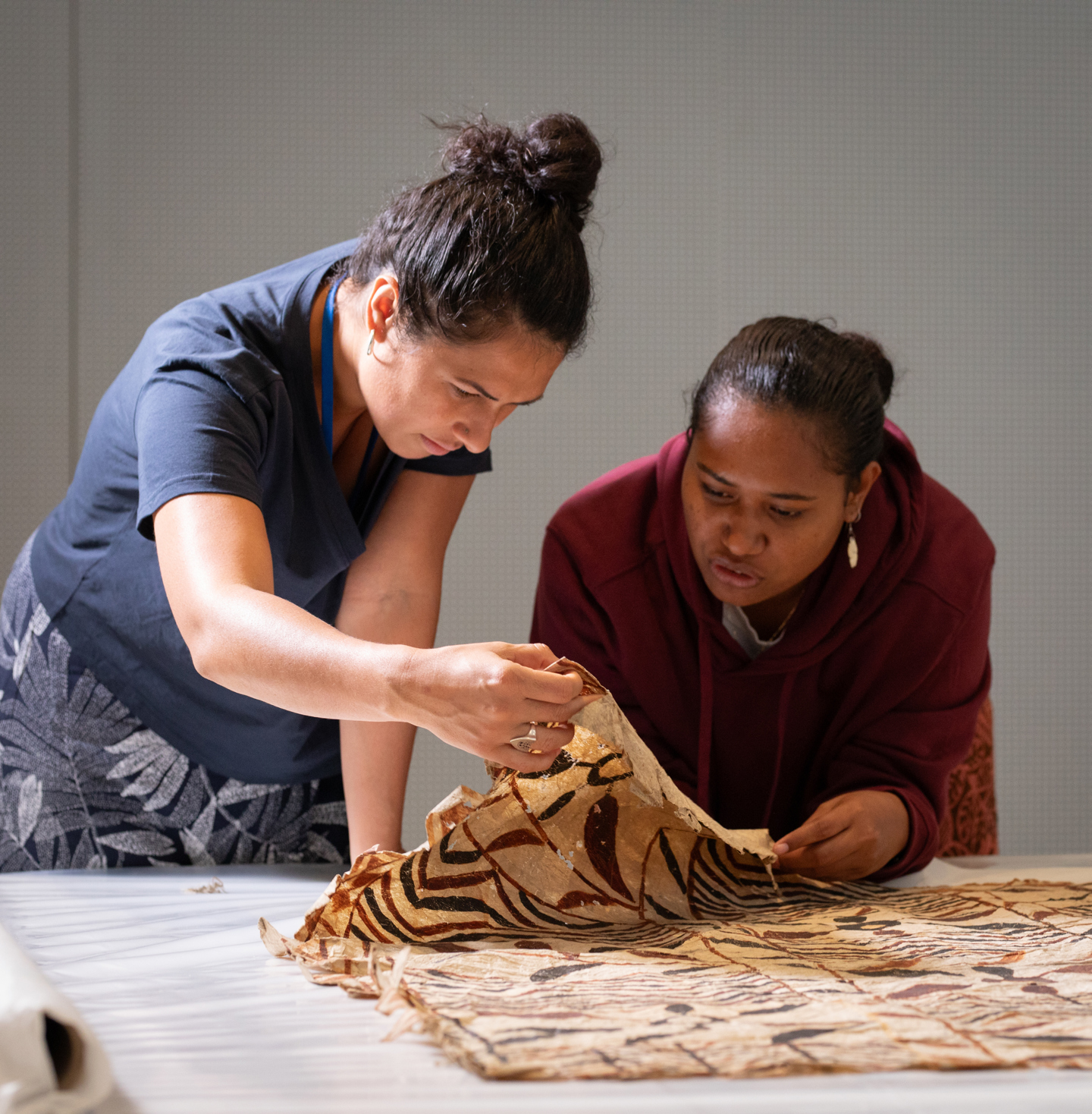 Two Pasifika artists from the Koloa artist residency, working with ngatu - tapa cloth Two Pasifika artists from the Koloa artist residency, working with ngatu - tapa cloth